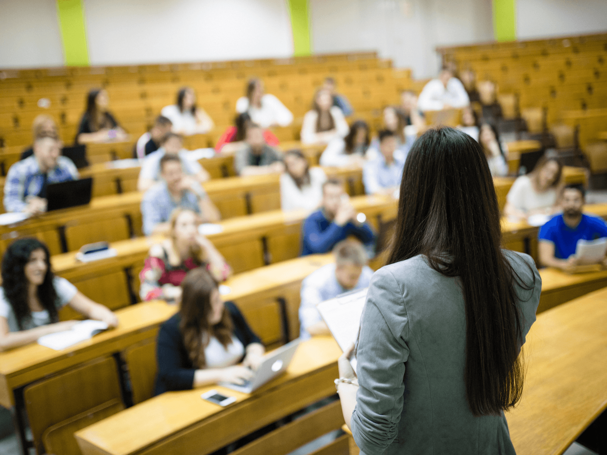 Etudiants en cours amphi, comparaison entre parcours BTS et parcours universitaire