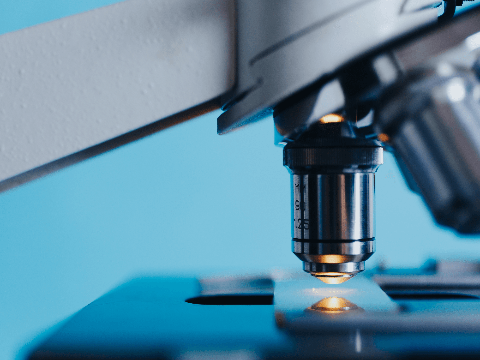 Technicien en toxicologie realisant des analyses de depistage en laboratoire