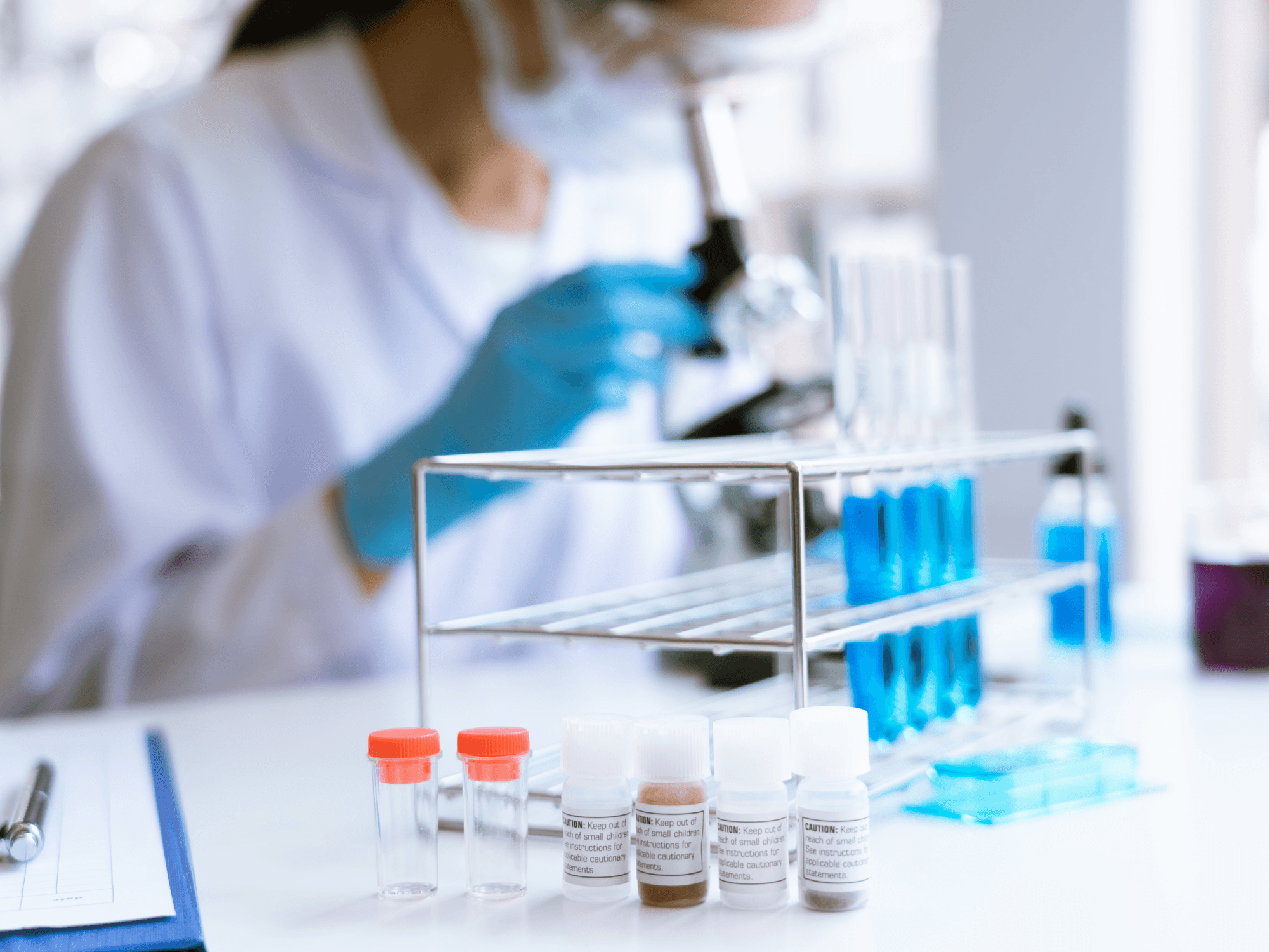 Technicien en biologie de la reproduction travaillant au microscope sur des echantillons embryonnaires