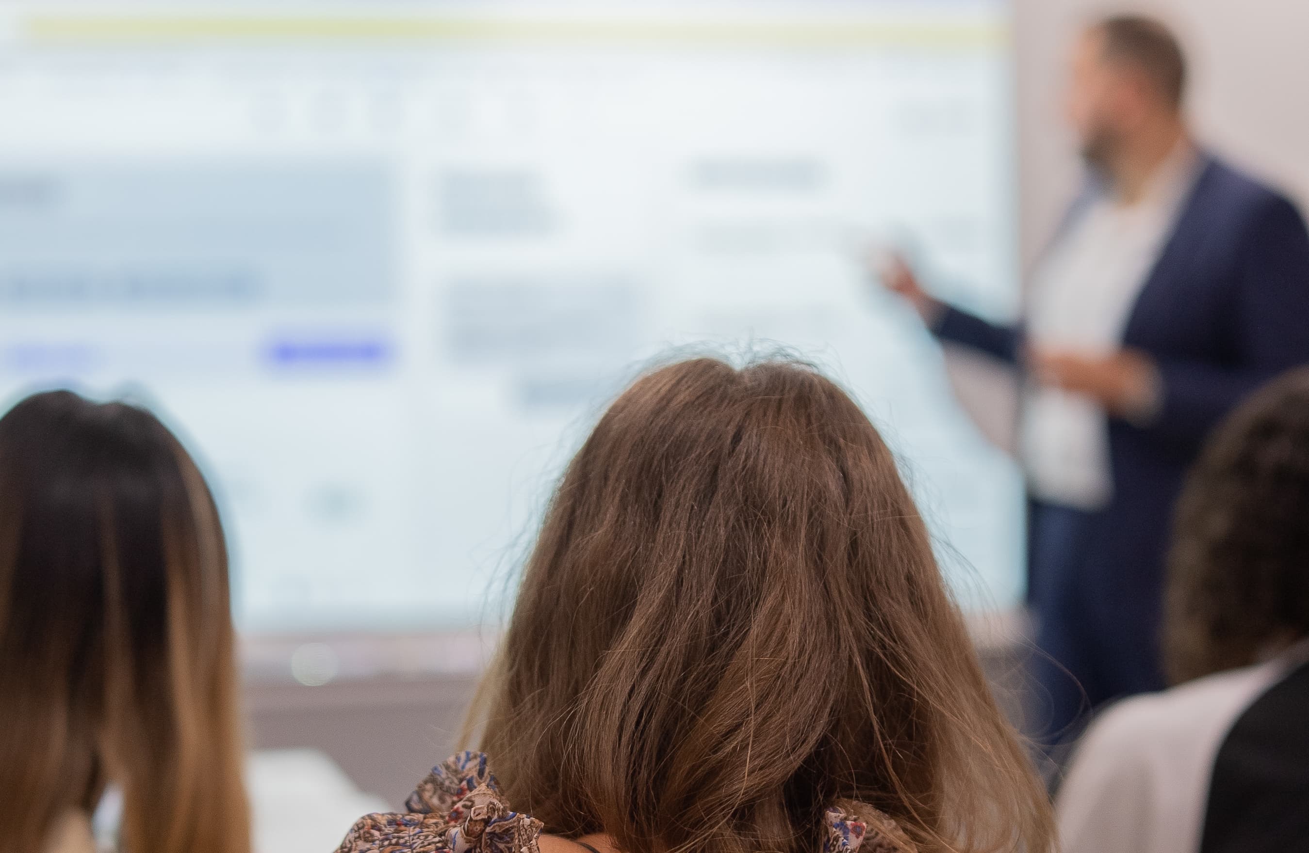 Professeur donnant un cours en classe
