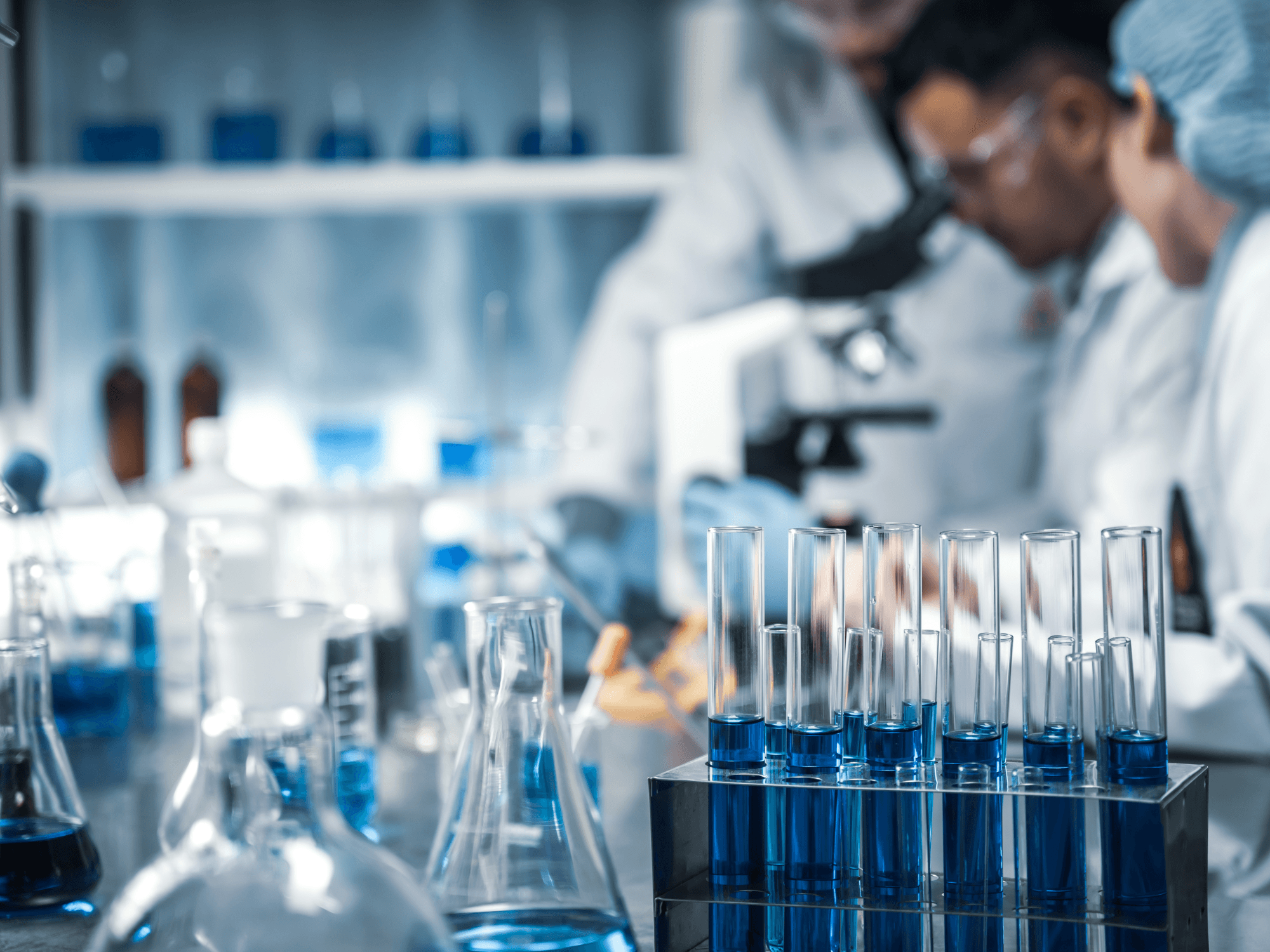 Techniciens de l'EFS travaillant en binome sur la qualification biologique des dons de sang