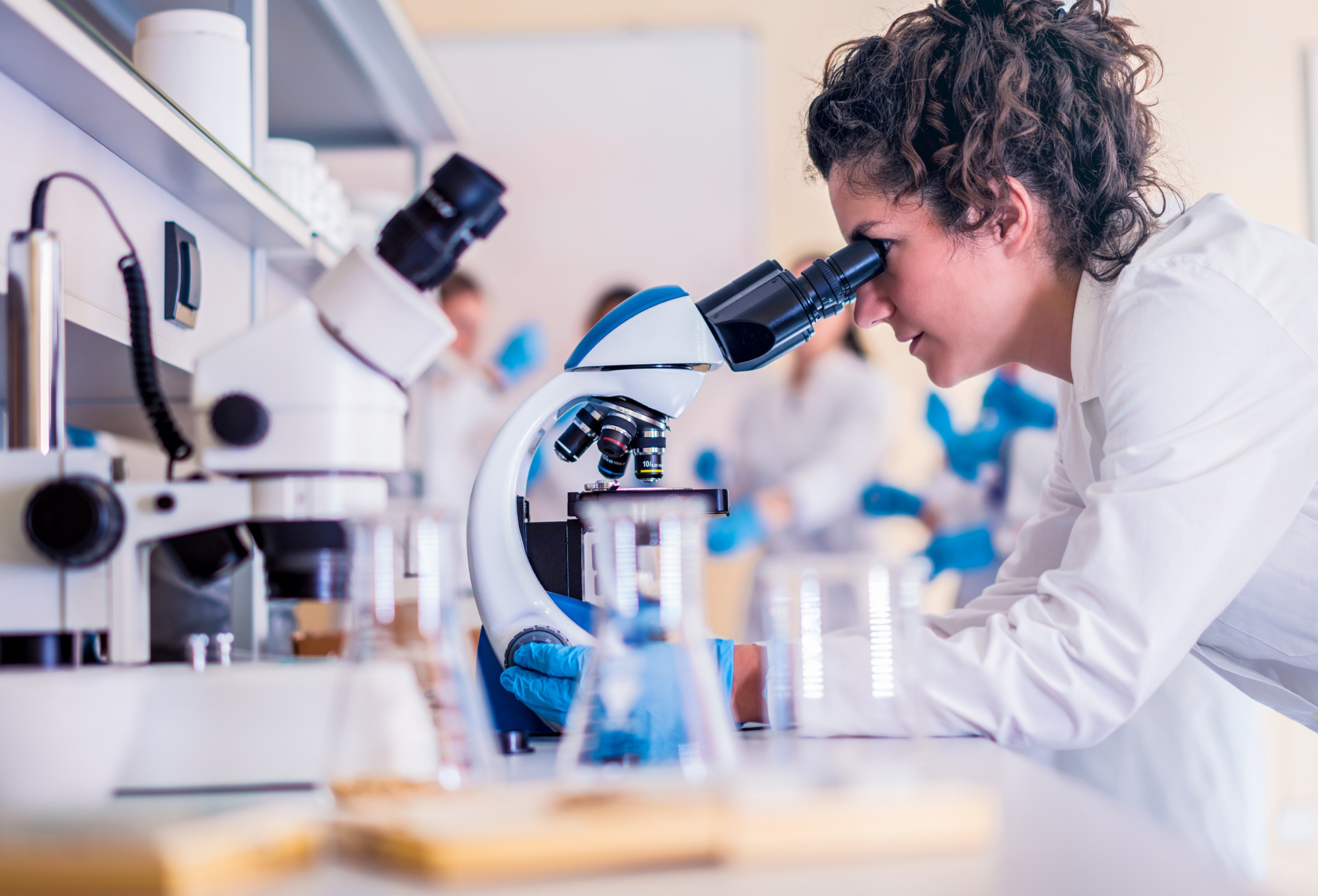 Devenir technicien(ne) de laboratoire : portrait d’un métier en tension Introduction